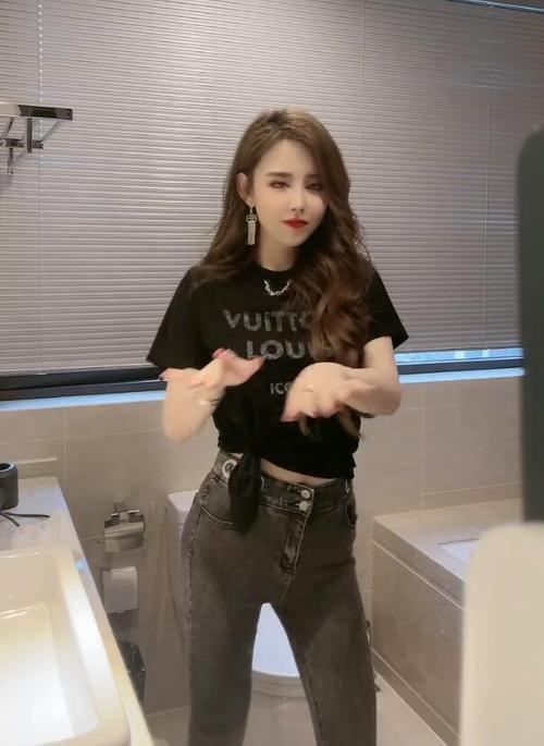 抖音双小吱个人资料简介，双小吱两姐妹是双胞胎吗，微博生活照写真